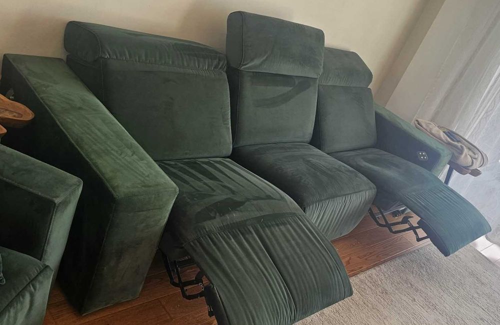 Aksamitna kanapa z wysuwanymi podnóżkami, butelkowa zieleń Kraków