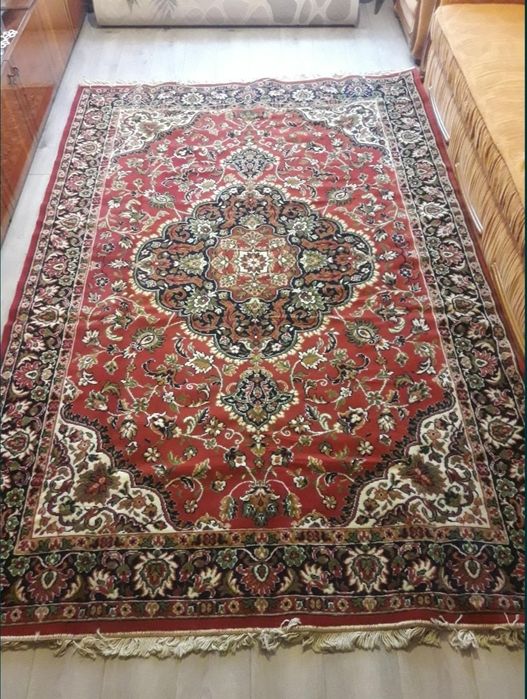 Ковер, доріжка, журнальний столик, стілець.