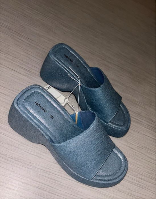 Niebieskie klapki na platformie