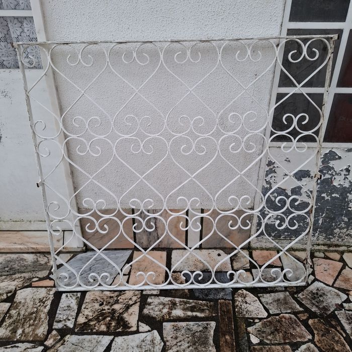 Gradeamento de Ferro pintado de branco