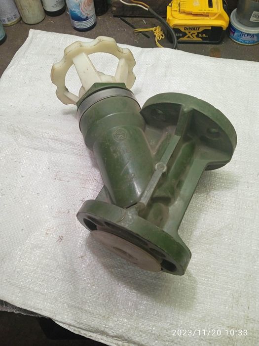 Продам задвижку пластикову 32