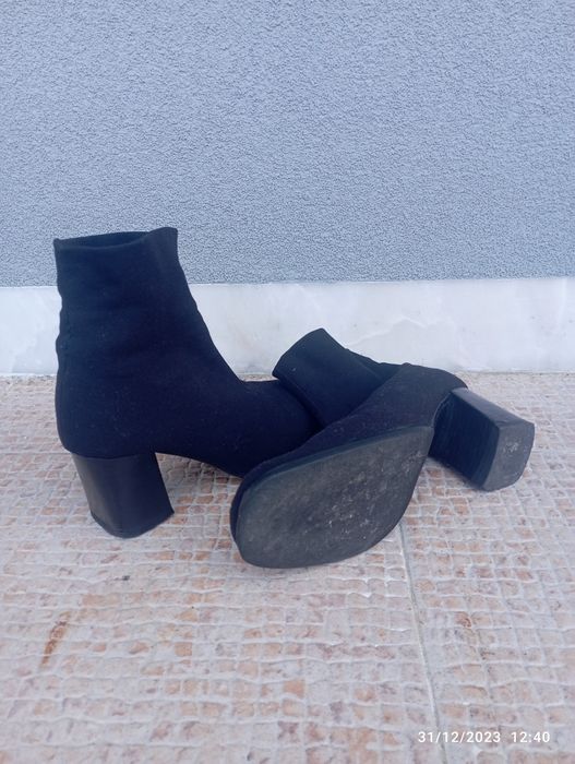 Botins pretos de tecido