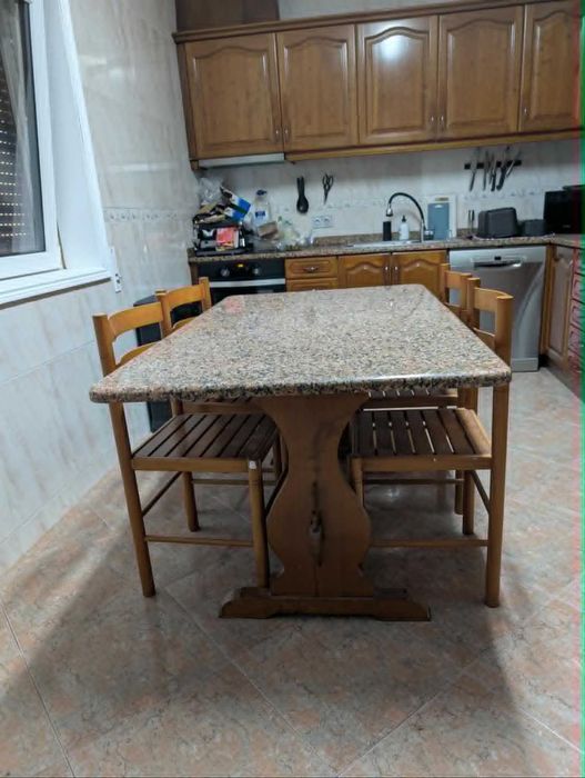Mesa de Cozinha em granito + 6 cadeiras