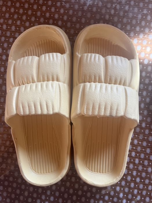 Зручні мʼякі міцні шльопки тапки тапочки з приємною мʼякою подошвою