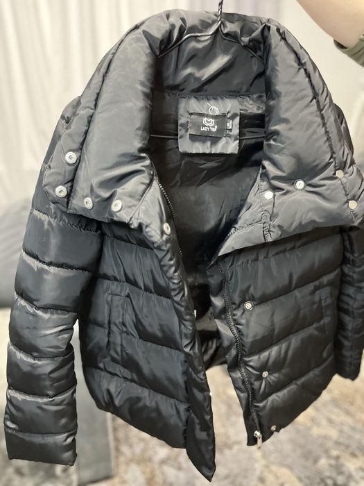 Чорна осіння куртка