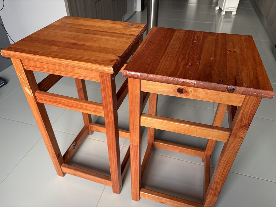 Dois bancos altos em muito bom estado