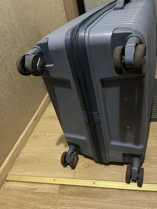 Велика валіза в ідеальному стані
