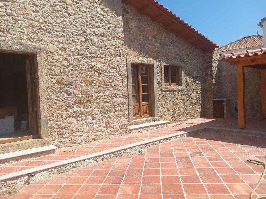 Moradia Térrea T2 Totalmente Reconstruída com Charme Rústico