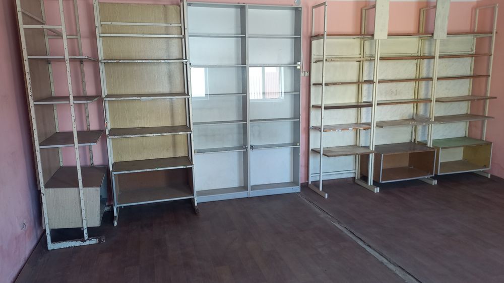 Стелажі дерев'яні  та металеві вітрини