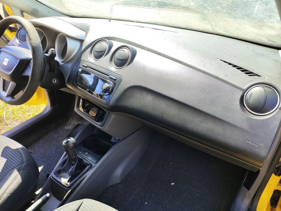 Seat Ibiza IV 2008-2017 деталі салону