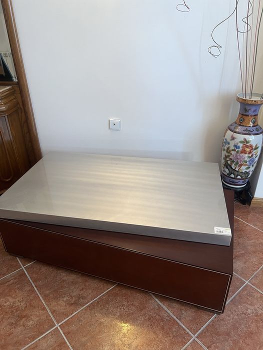 Mesa de centro com gaveta