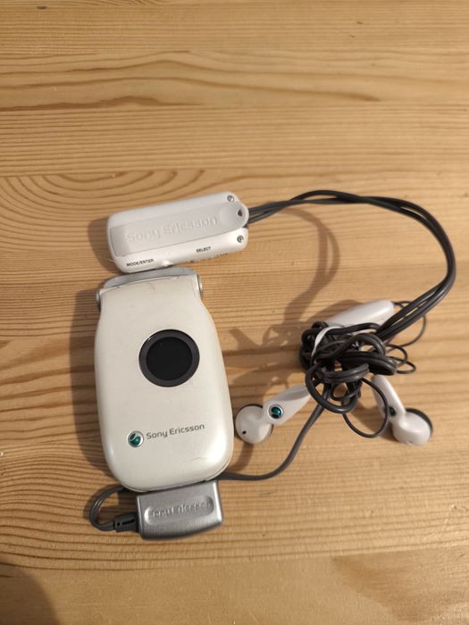 Telefon Sony Ericsson Z200 plus FM