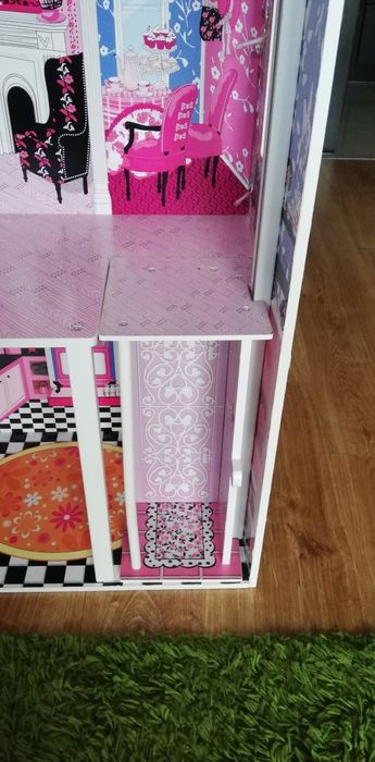 Duży drewniany domek dla lalek