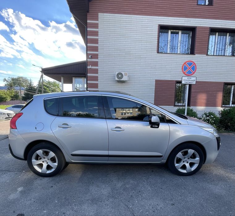 Автомобіль Пежо 3008