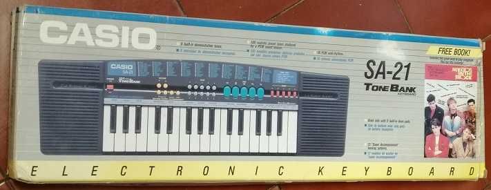 Casio SA-21 32 Keys Electronic Keyboard, com caixa original