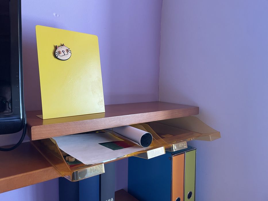 Secretaria, com prateleiras e cadeira