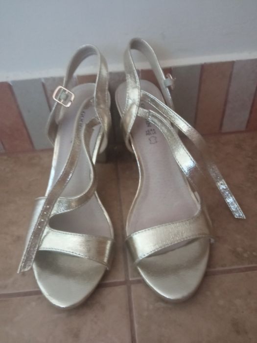 38 buty na obcasie