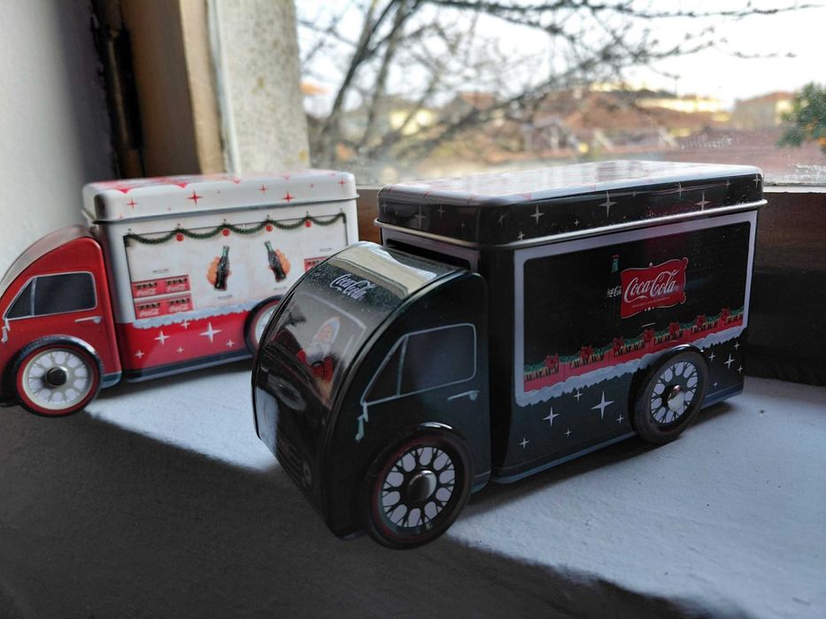 Latas  da  Coca-Cola em forma de camiões