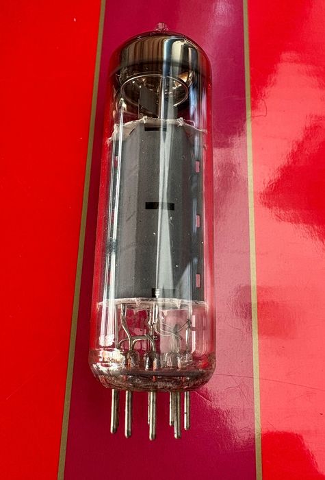 Lampa elektronowa NOS RT (La Radiotechnique) EL84