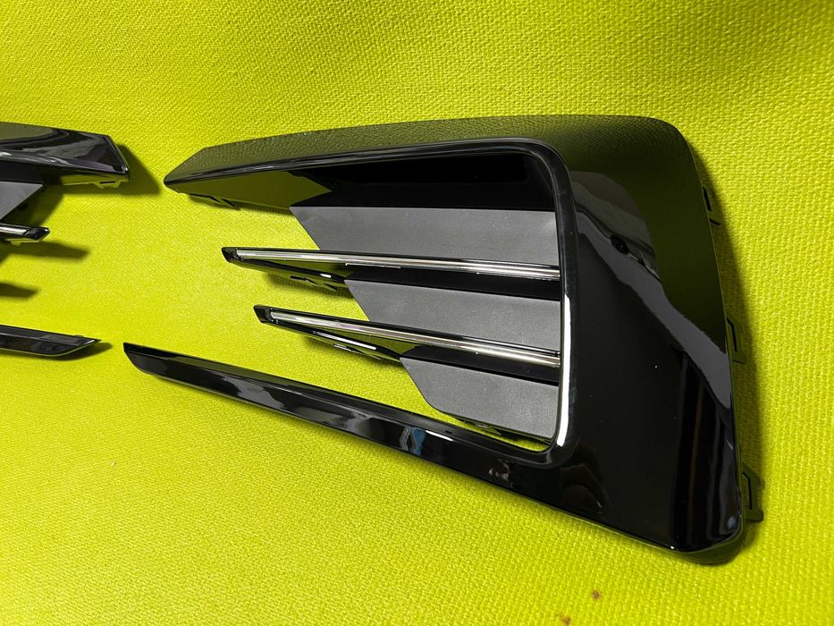 Решітки переднього бампера для Volkswagen Passat B8 USA R-Line