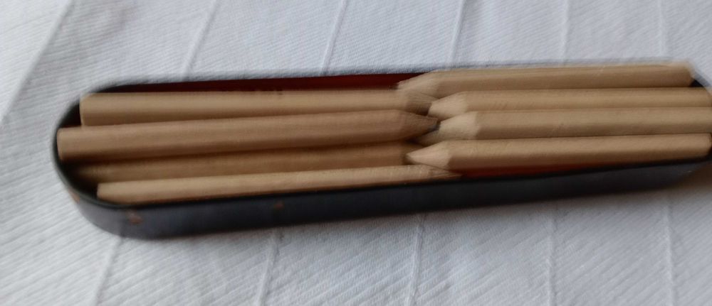 Estojo metal Super Man, com 20 Lápis + lápis com cabeça de boneco