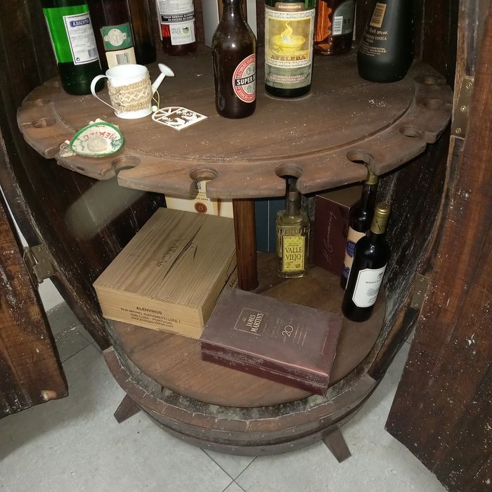 Bar pipa com prateleiras giratorias