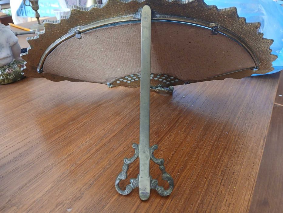 Espelho antigo em forma de leque