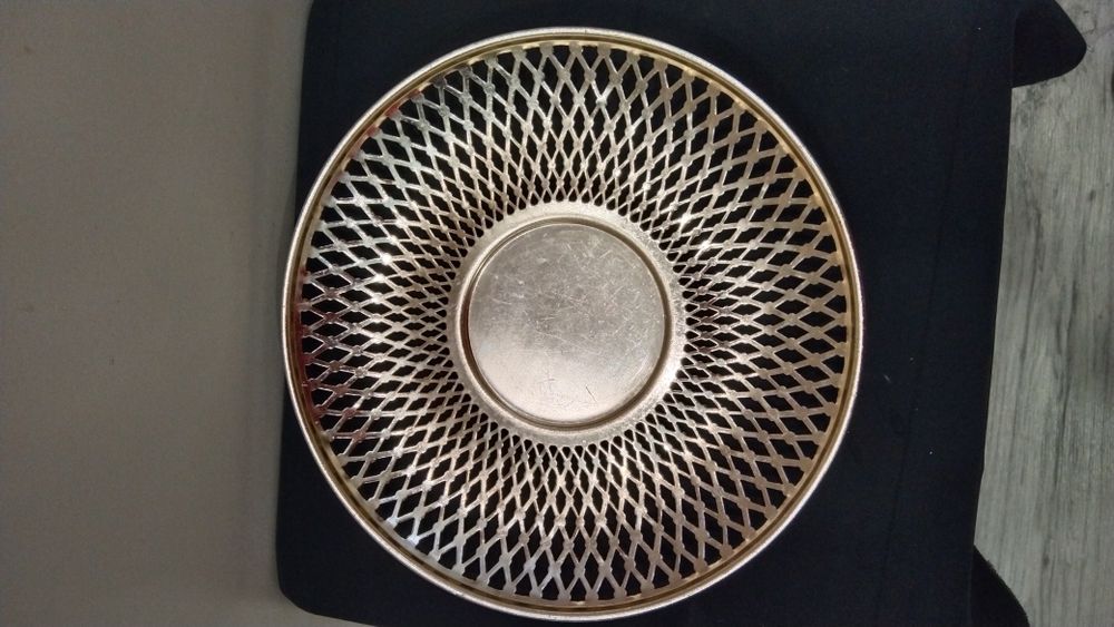 Вазы фруктовницы,тарелки.