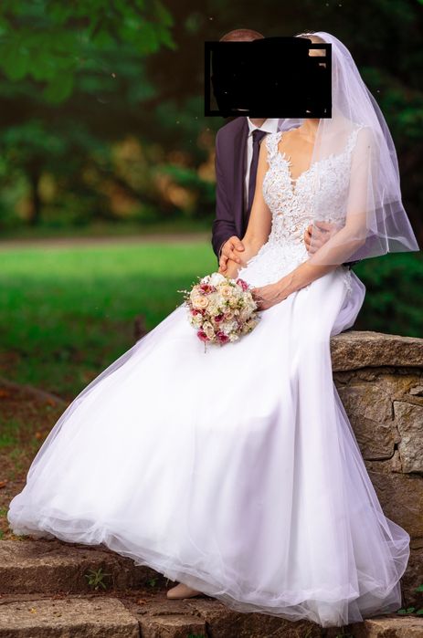 Suknia ślubna z kołem i welonem