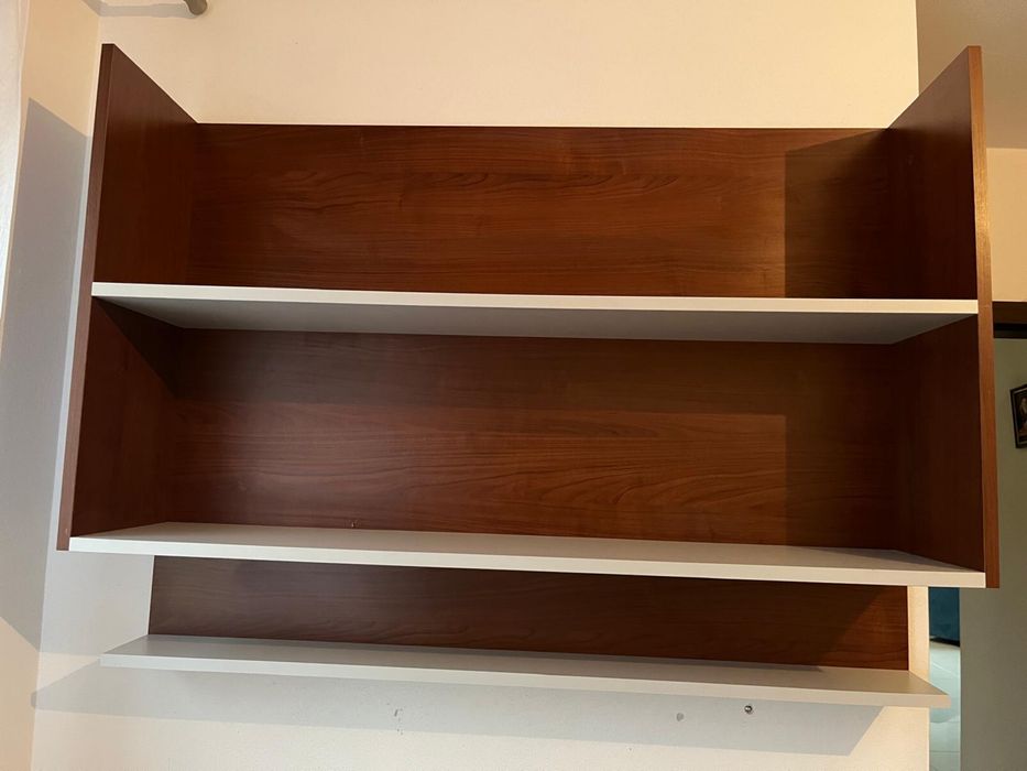 Biurko z polka wiszaca