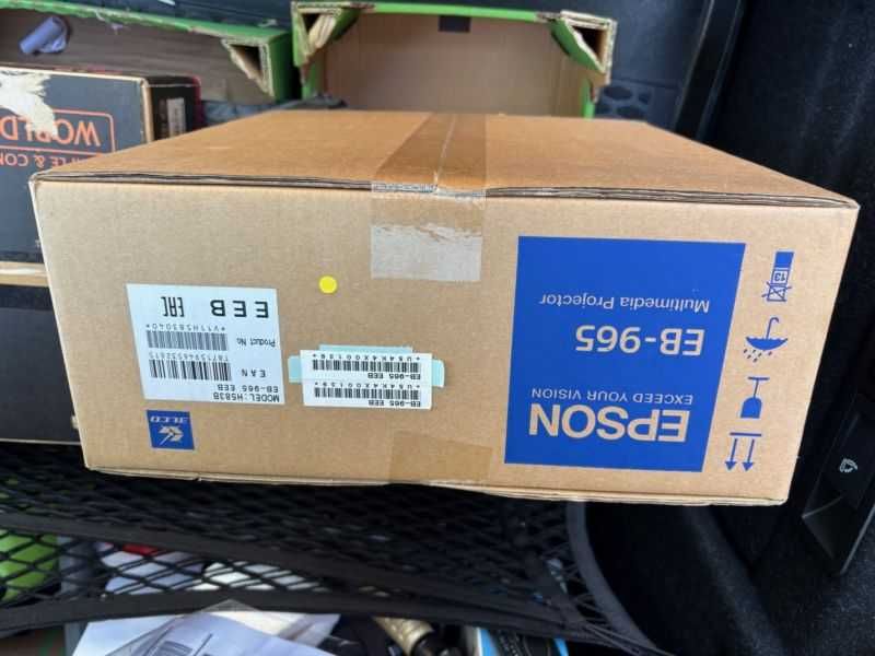 Epson Projector EB-965 (Beamer); 3LCD z LAN (Ethernet)