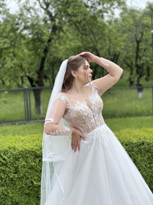 Весільна сукня.