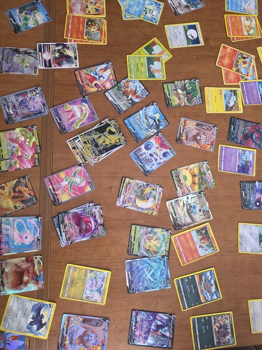 Caixa com cartas de pokemon