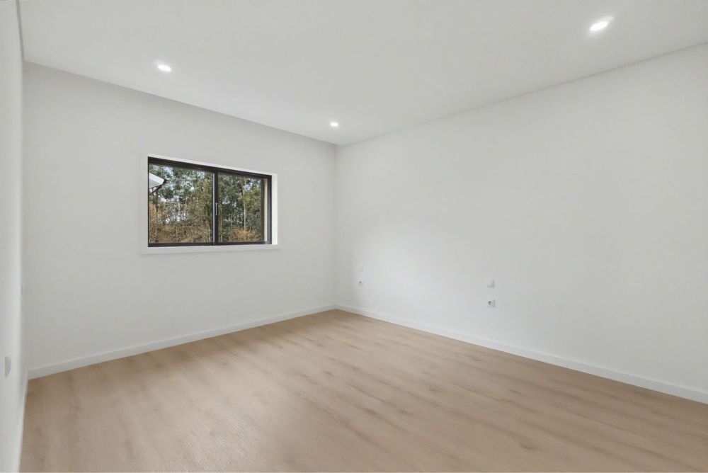 Moradia V3 + V2 + Loja | 3 unidades independentes