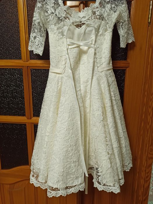 Святкова сукня одягалась один раз.