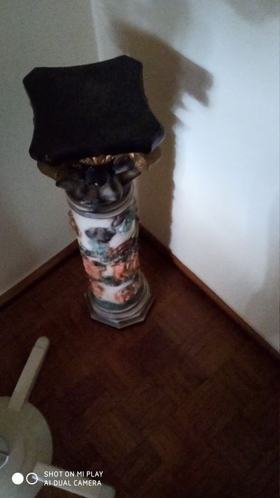 Coluna neoclássica em louça decorativa