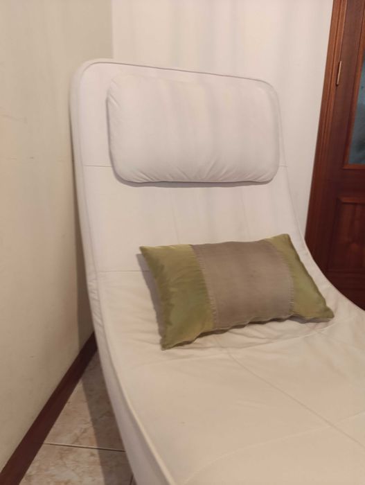 Chaise longue individual com mesa de apoio