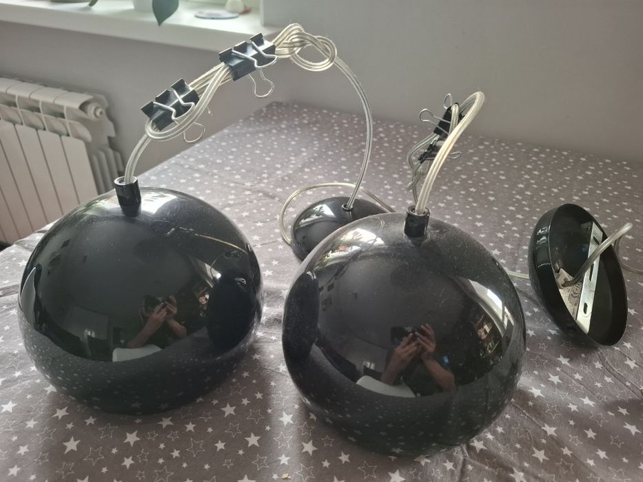 Czarne lampy z połyskiem