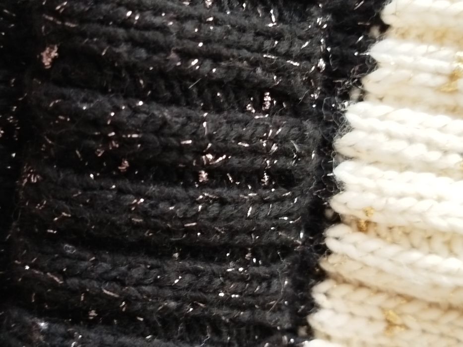 Biało czarna czapka z wełną ze złotą nitką z pomponem Essential Antwer