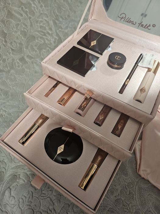 Kuferek z kosmetykami Charlotte Tilbury