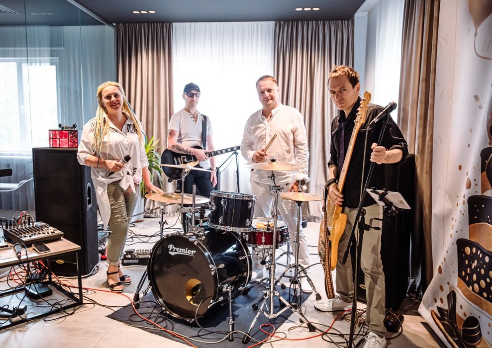 В рабочую кавер группу требуется поющий гитарист,  или поющий  клавишн