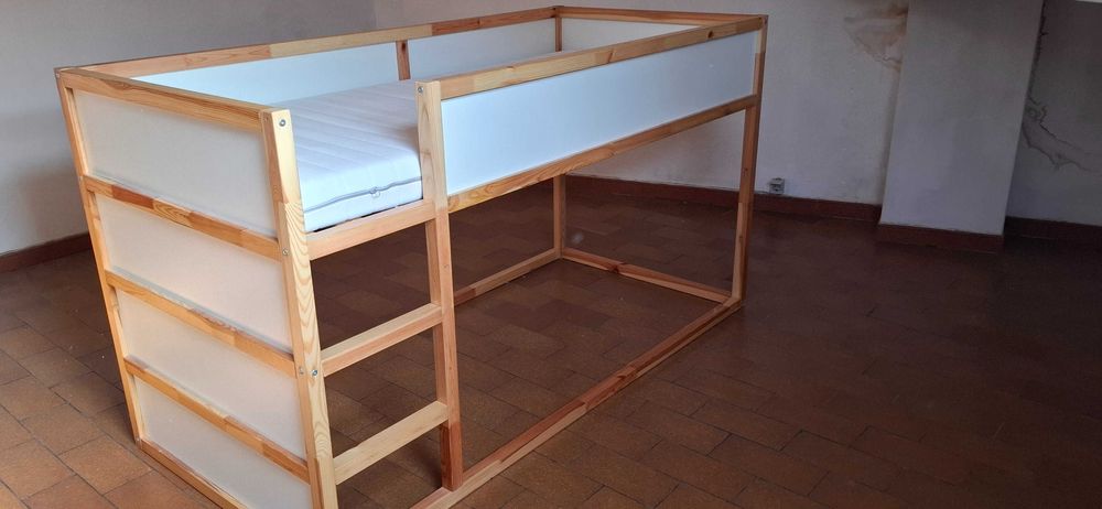 Cama meia‑altura infantil 90×200 madeira – excelente estado + colchão