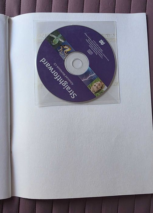 Manual académico + livro de exercícios + CDs "Straightforward" (ING)