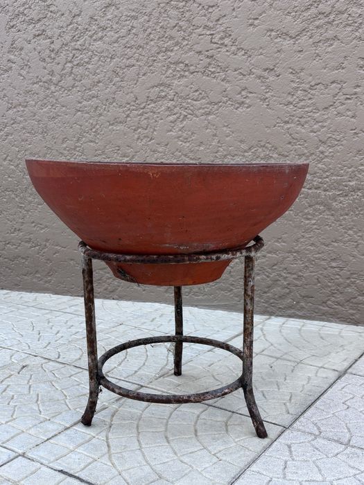 Vaso com estrutura de ferro antigo