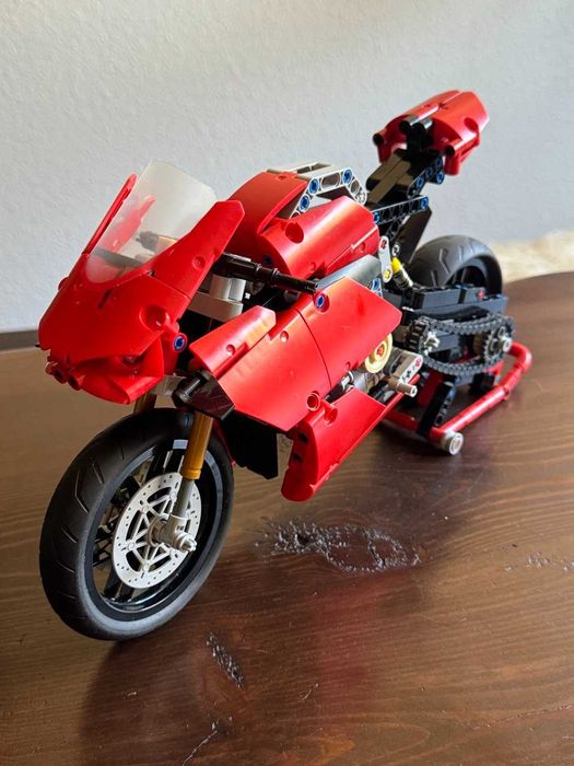 LEGO 42107 Technic Лего мотоцикл Ducati Panigale V4 R