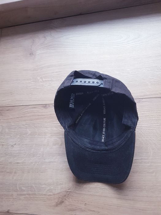 Czapka męska z daszkiem marki Versace Jeans Couture.