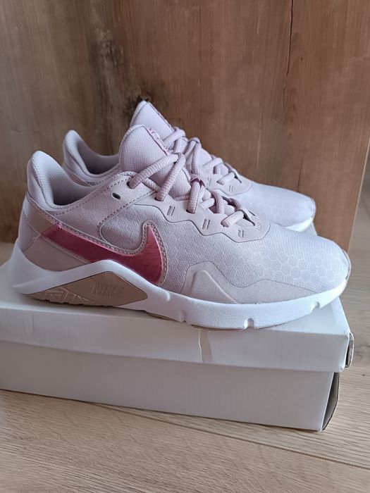 Sprzedam damskie sportowe buty Nike Legend essential 2 w roz 37,5.Jak nowe.