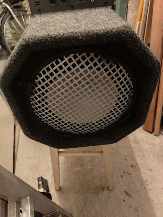 Tuba basowa ze wzmacniaczem