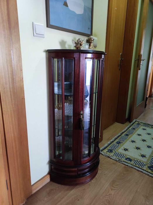 Vitrine mogno impecável