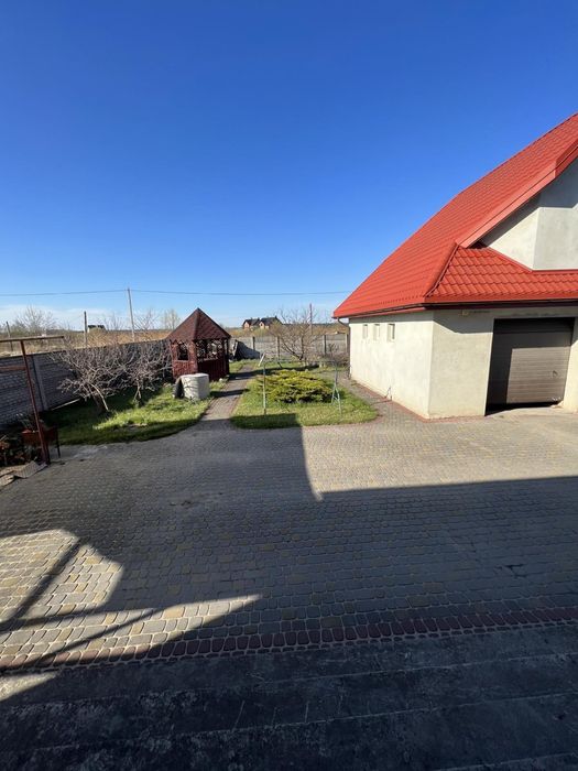 Продаж будинку з окремим гаражем